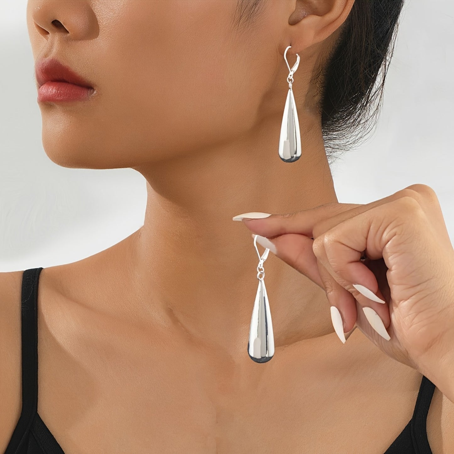 A Pair Of Long Teardrop-shaped Earrings For Women
